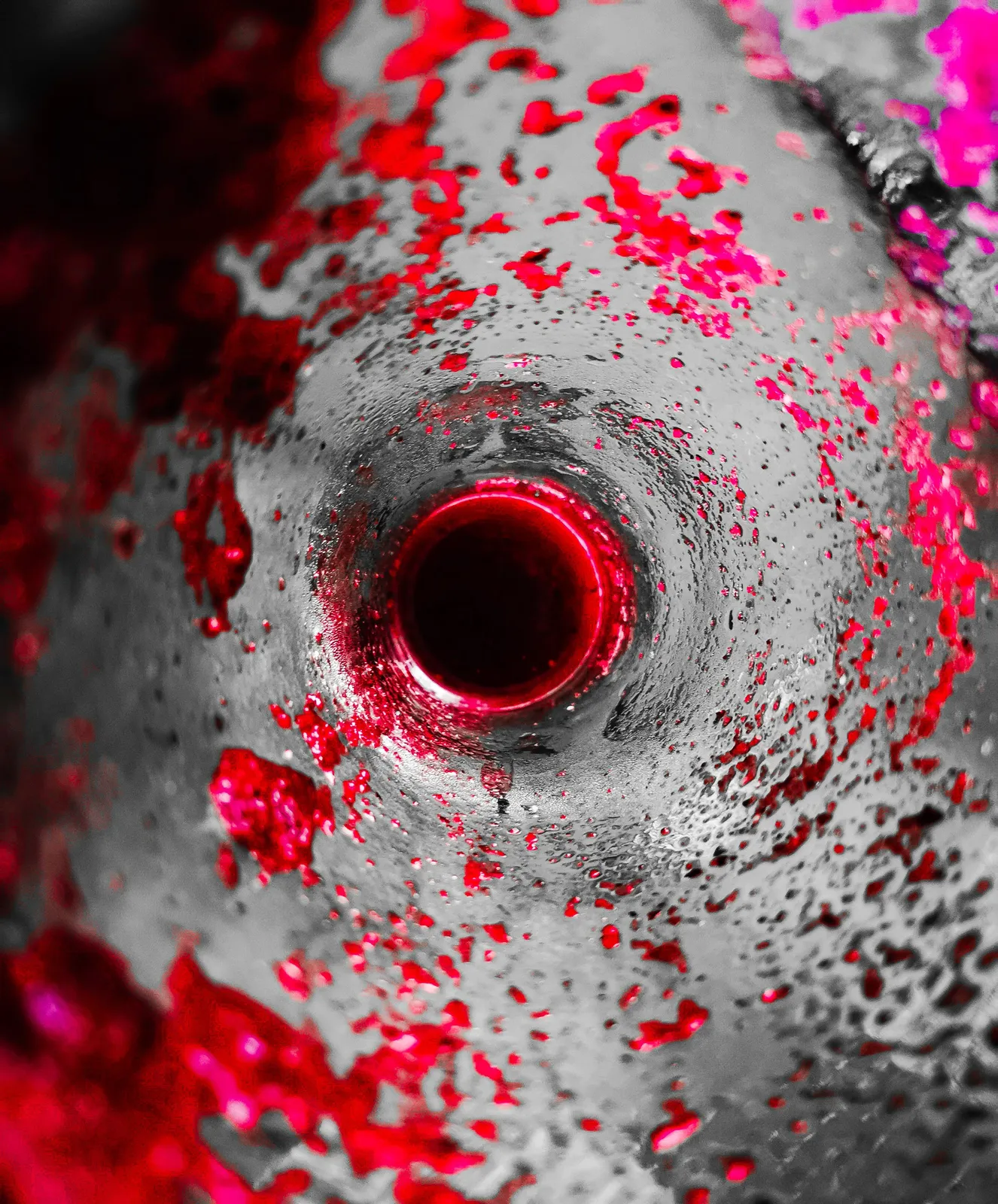 Desagüe en monocromo y rojo: fotografía artística de composición de color y textura, serie Color y forma, por Robert Díaz