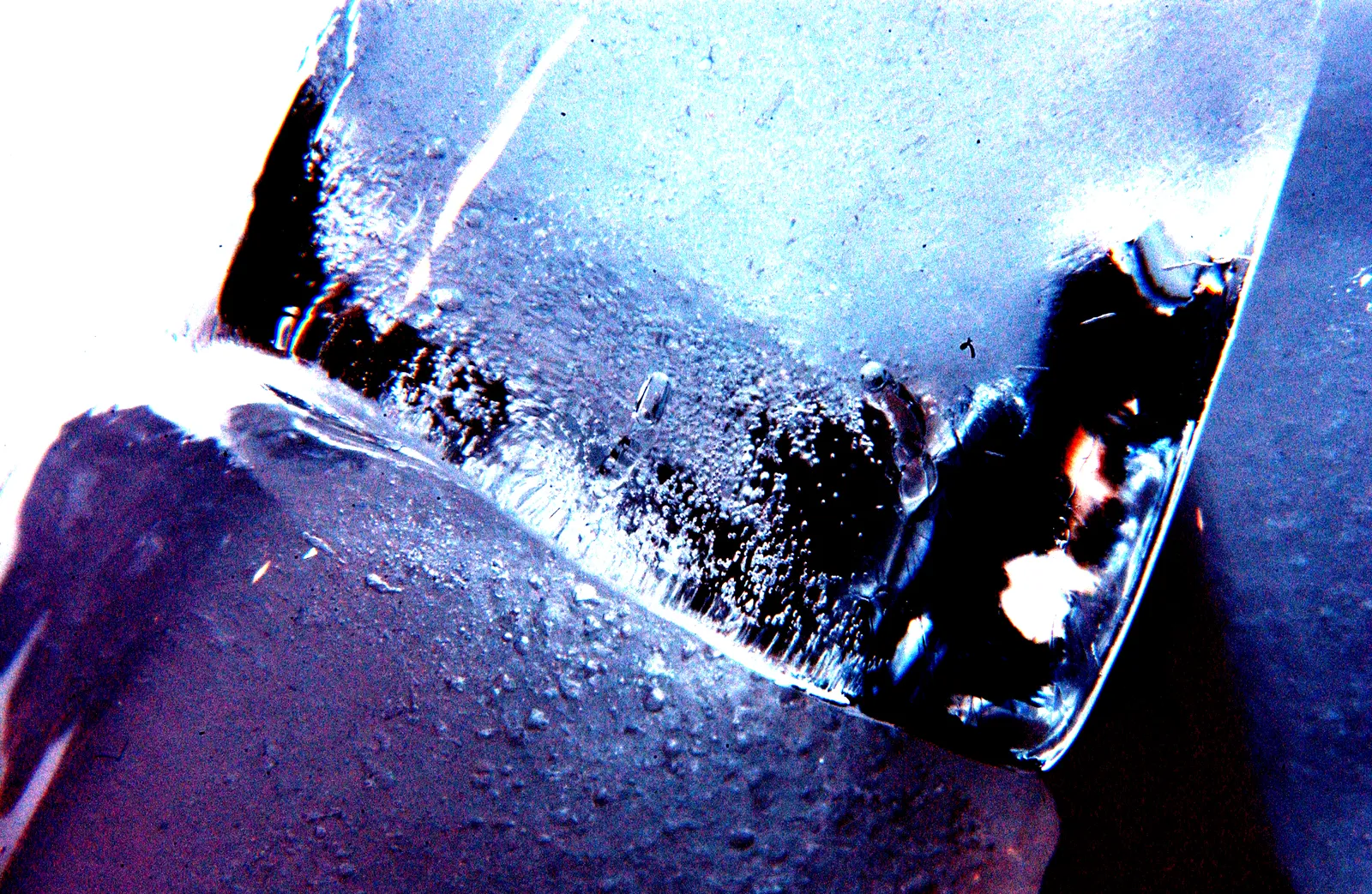 Hielo azul I: fotografía artística de composición de color y textura, serie Color y forma, por Robert Díaz