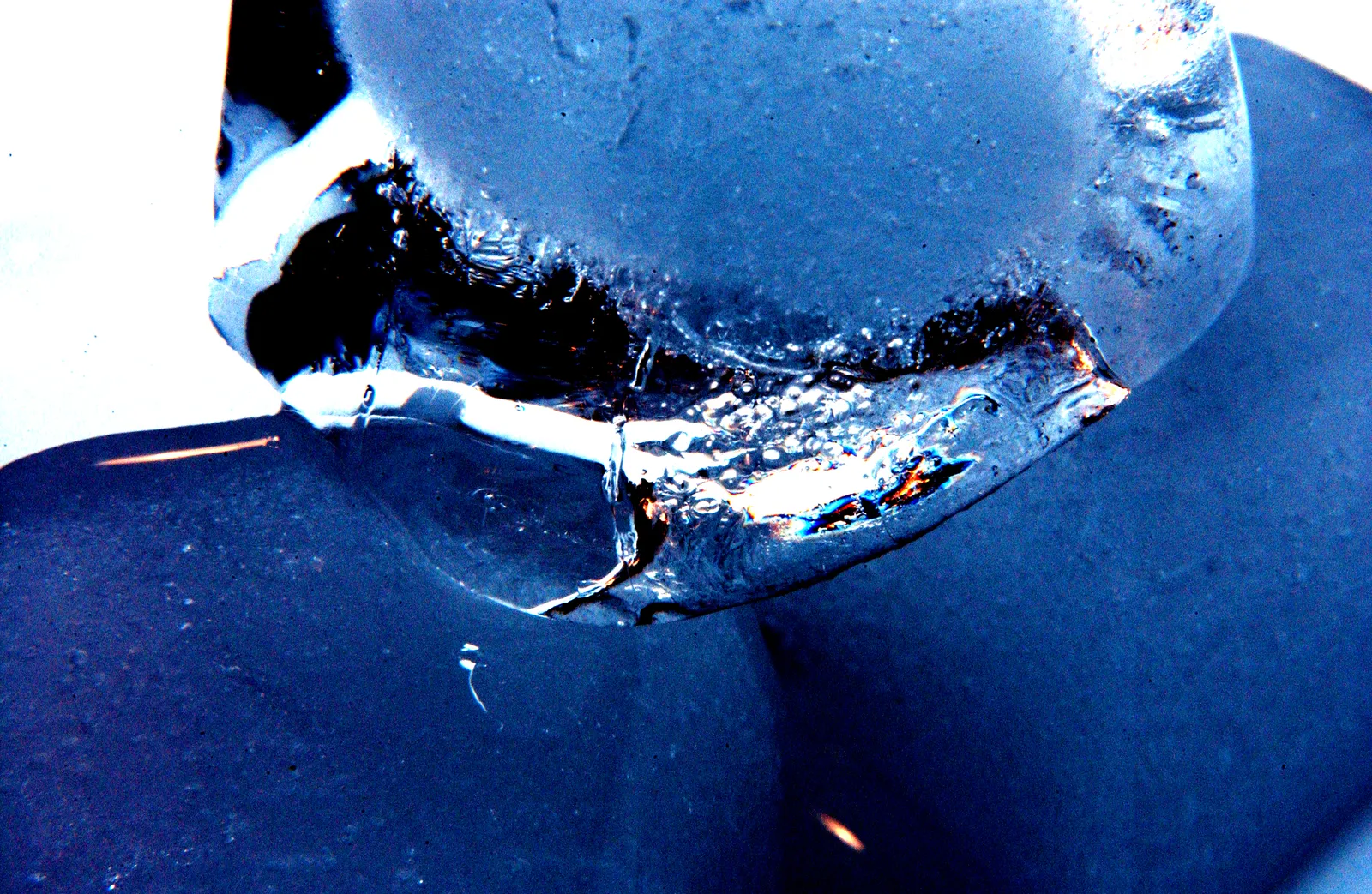 Hielo azul II: fotografía artística de composición de color y textura, serie Color y forma, por Robert Díaz