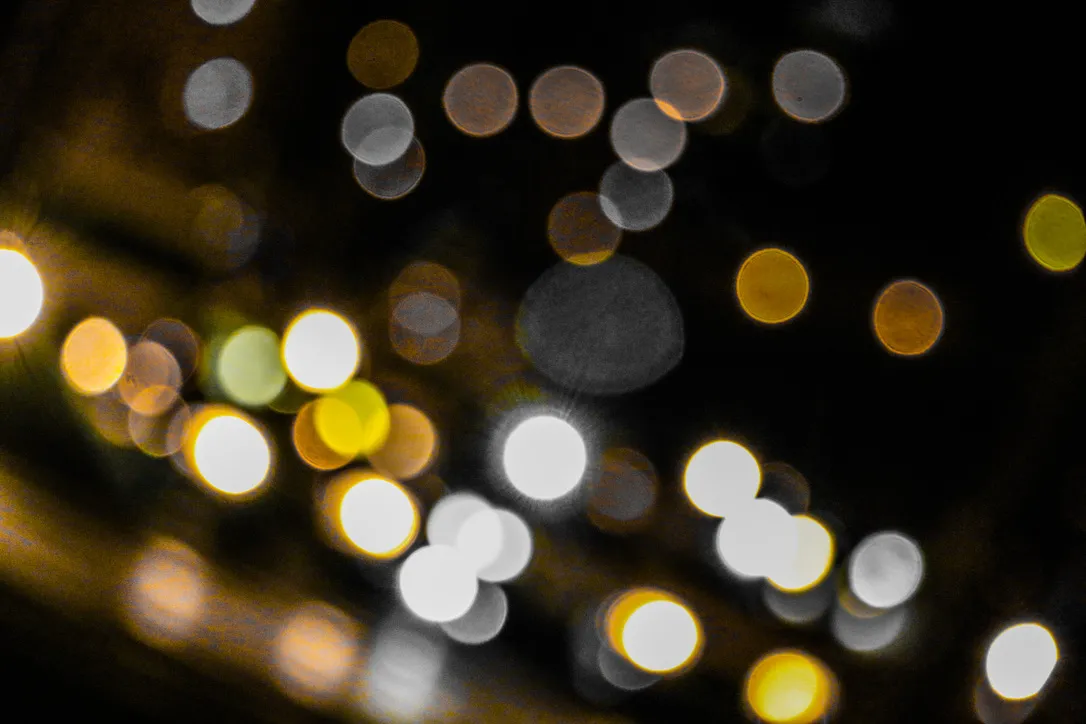 Luces desenfocadas: fotografía artística de luces desenfocadas doradas y blancas sobre fondo oscuro, serie Color y forma, por Robert Díaz