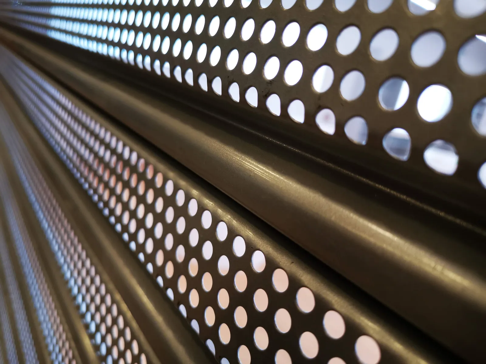 Metal perforado: fotografía artística de composición de color y textura, serie Color y forma, por Robert Díaz