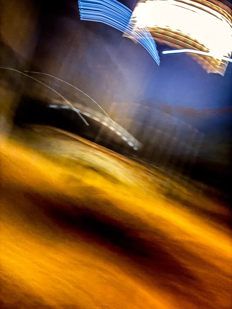 Naranja en movimiento: fotografía artística de manchas de color naranja y azul en movimiento, serie Color y forma, por Robert Díaz
