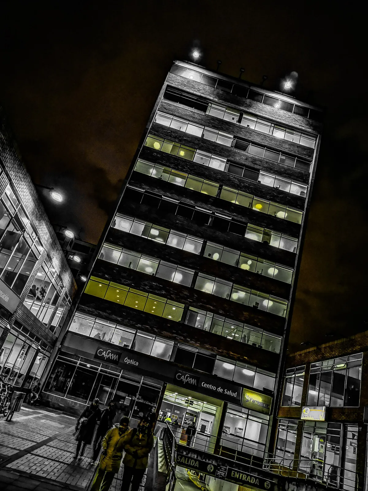 Torre en blanco y negro: fotografía artística de composición de color y textura, serie Color y forma, por Robert Díaz