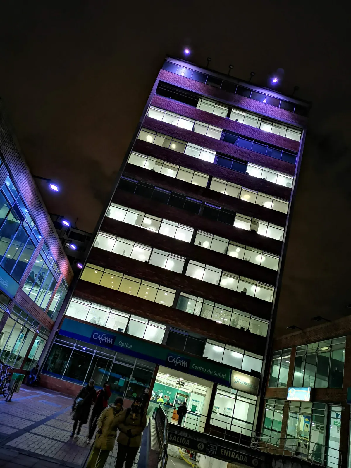 Torre nocturna: fotografía artística de composición de color y textura, serie Color y forma, por Robert Díaz