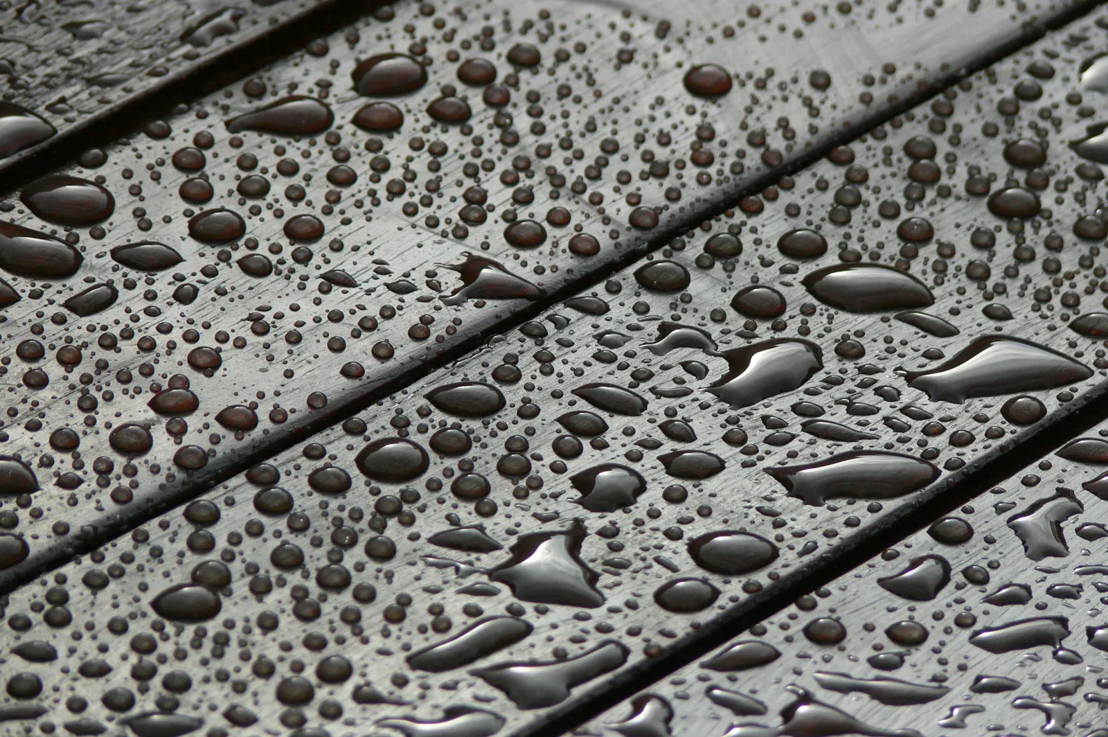Gotas en diagonal: fotografía artística de gotas de agua en primer plano, serie Gotas, por Robert Díaz