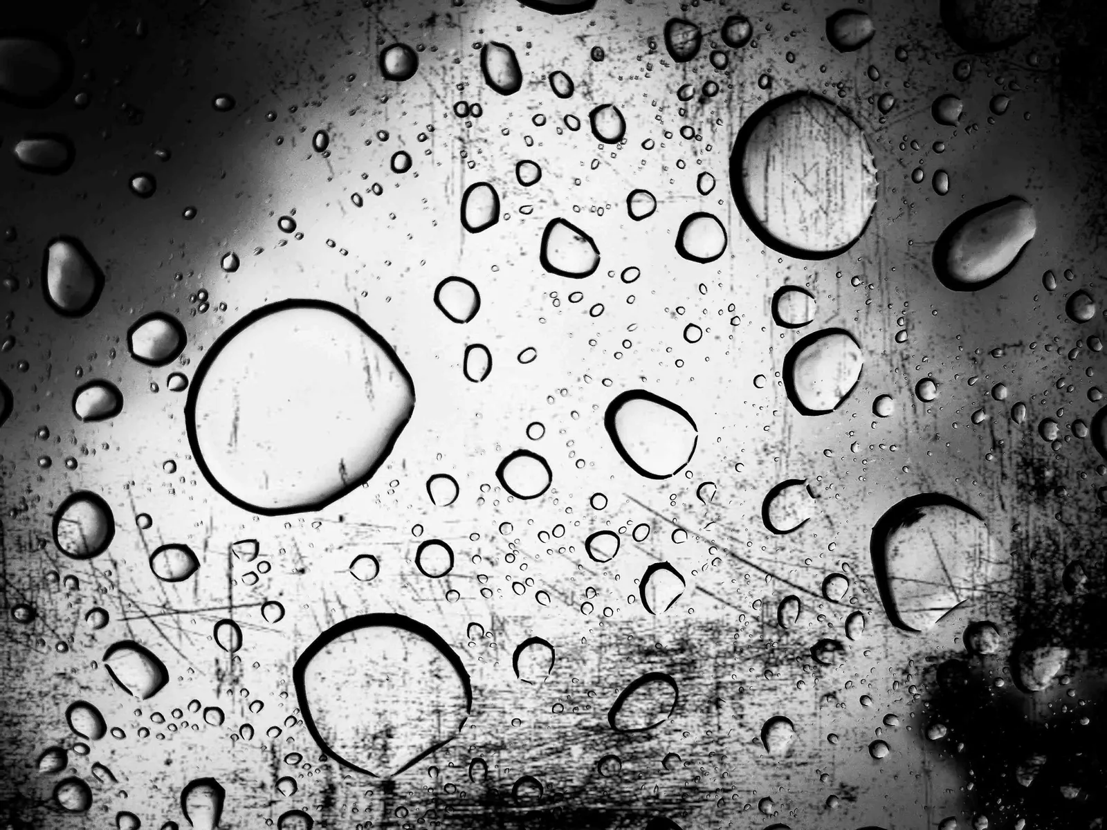 Gotas en monocromo: fotografía artística de gotas de agua en primer plano, serie Gotas, por Robert Díaz