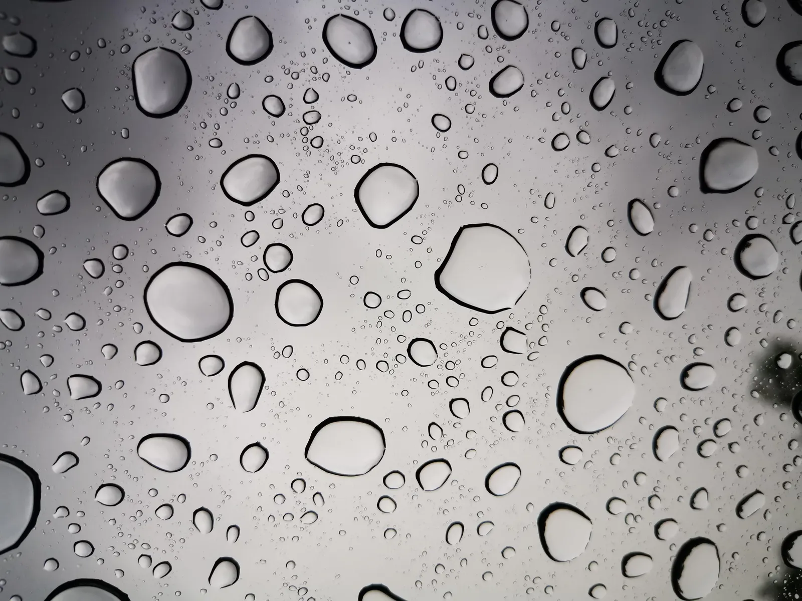 Gotas sobre cristal I: fotografía artística de gotas de agua en primer plano, serie Gotas, por Robert Díaz