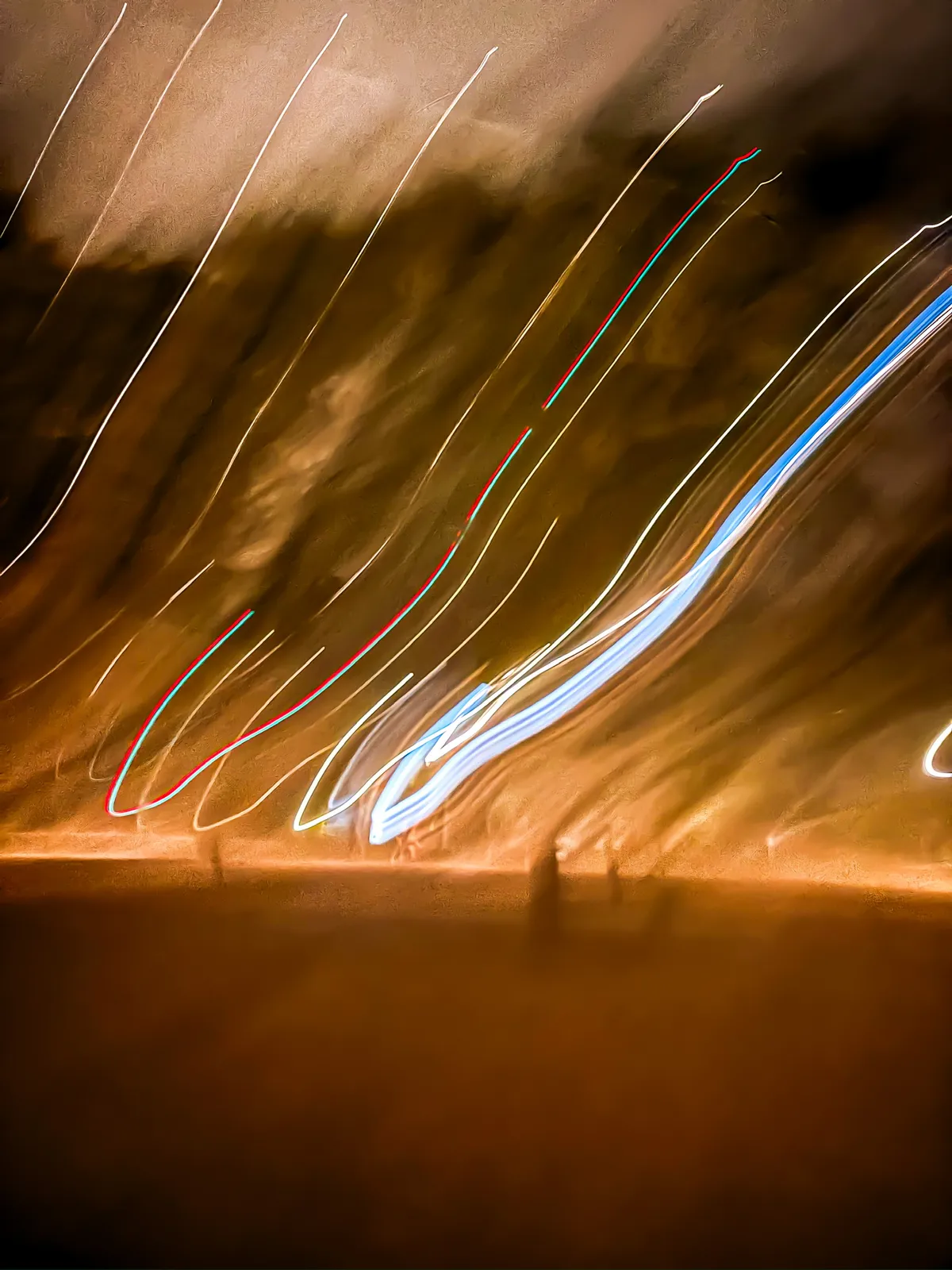 Atardecer en fuga: fotografía abstracta de luz en movimiento en tonos naranja y azul sobre fondo oscuro, serie Luz en movimiento, por Robert Díaz