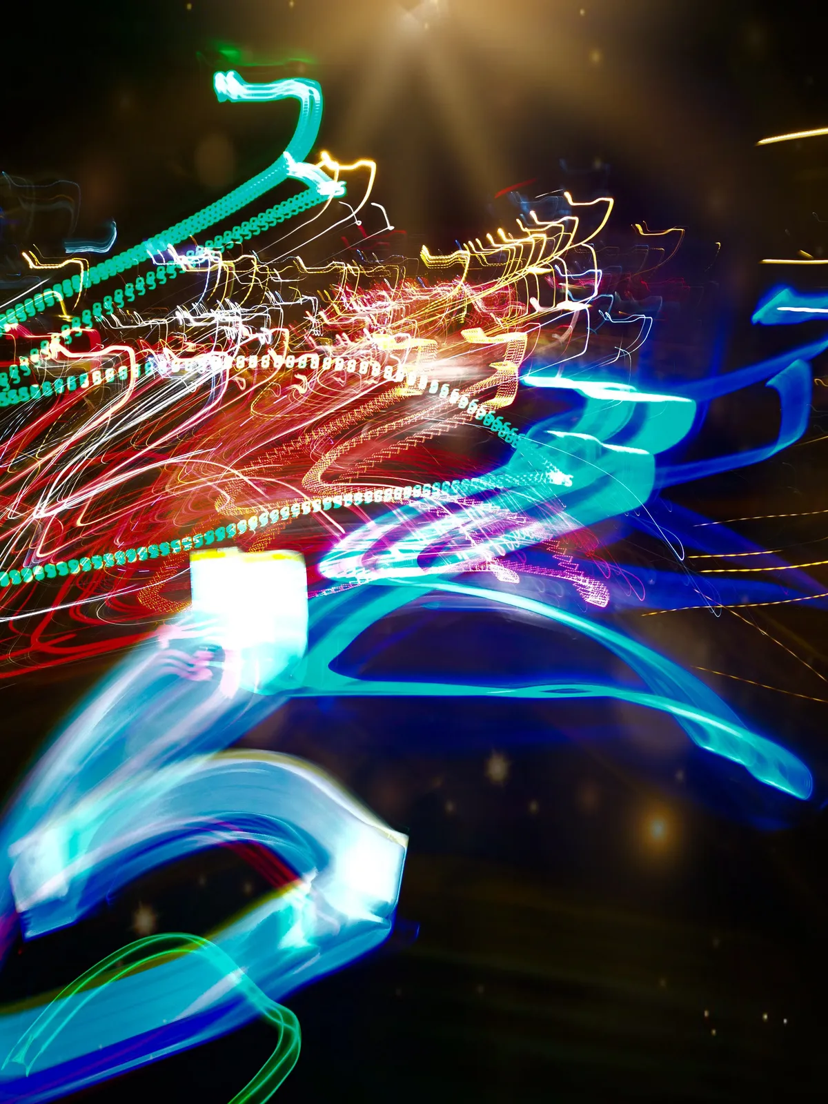 Aurora urbana: fotografía abstracta de luz en movimiento en tonos azul y turquesa sobre fondo oscuro, serie Luz en movimiento, por Robert Díaz