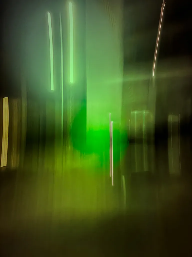Bosque de neón: fotografía abstracta de luz en movimiento en tonos verde y amarillo sobre fondo oscuro, serie Luz en movimiento, por Robert Díaz