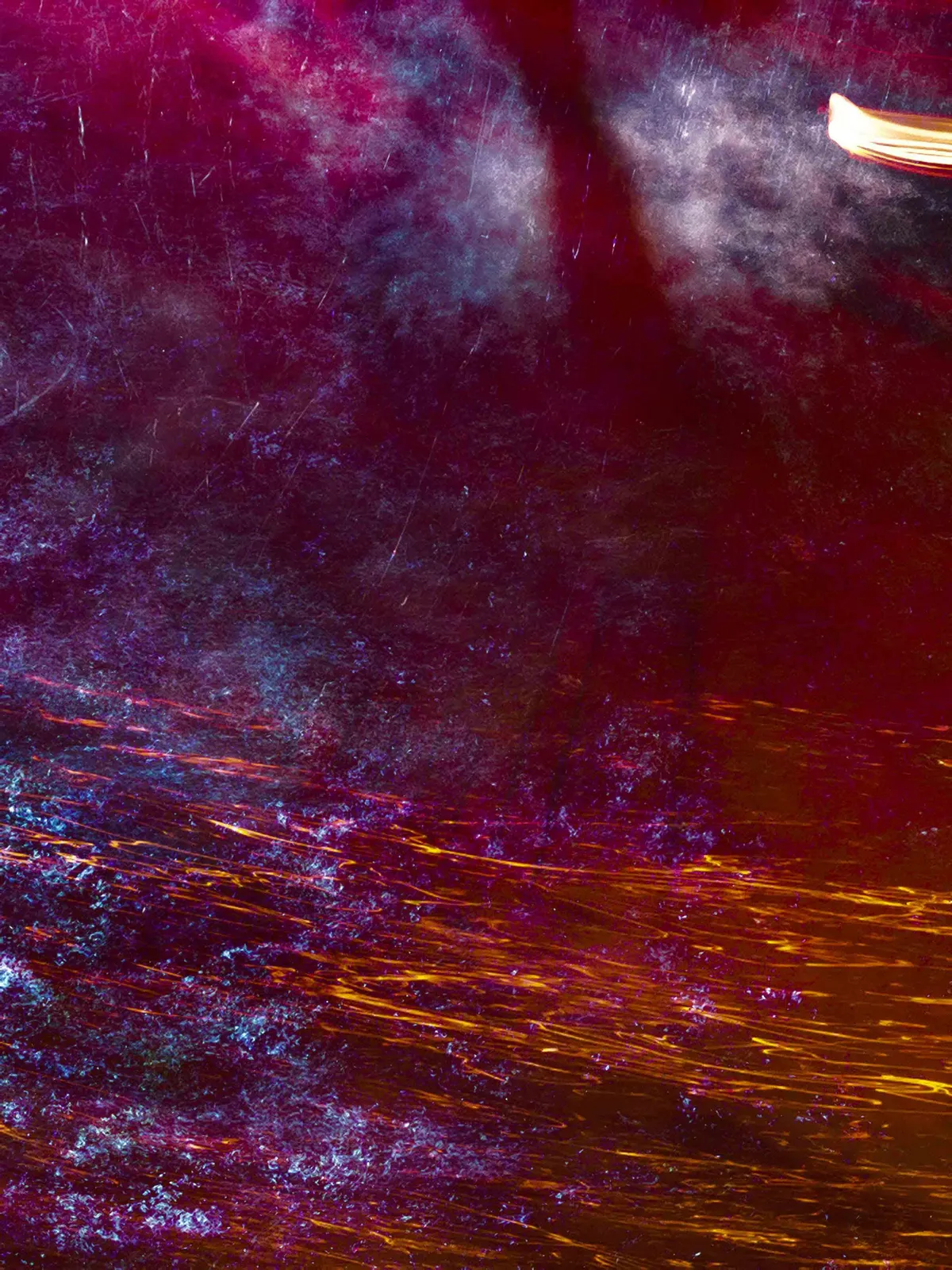 Bruma violeta: fotografía abstracta de luz en movimiento en tonos magenta y rojo sobre fondo oscuro, serie Luz en movimiento, por Robert Díaz