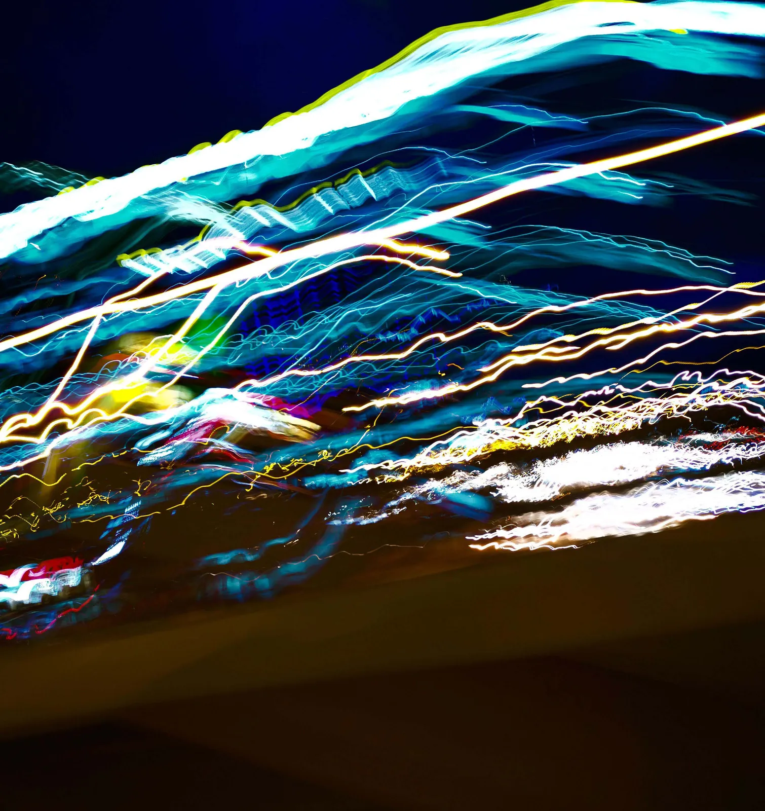 Cielo eléctrico: fotografía abstracta de luz en movimiento en tonos turquesa y azul sobre fondo oscuro, serie Luz en movimiento, por Robert Díaz