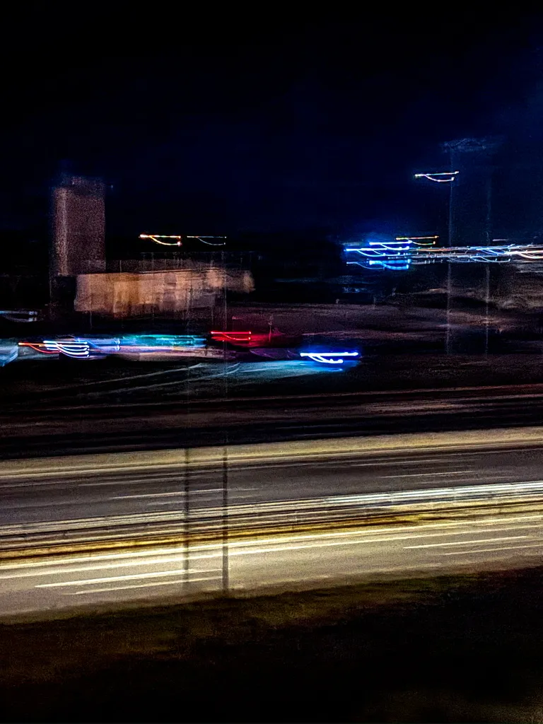 Ciudad en fuga: fotografía abstracta de luz en movimiento en tonos naranja y azul sobre fondo oscuro, serie Luz en movimiento, por Robert Díaz