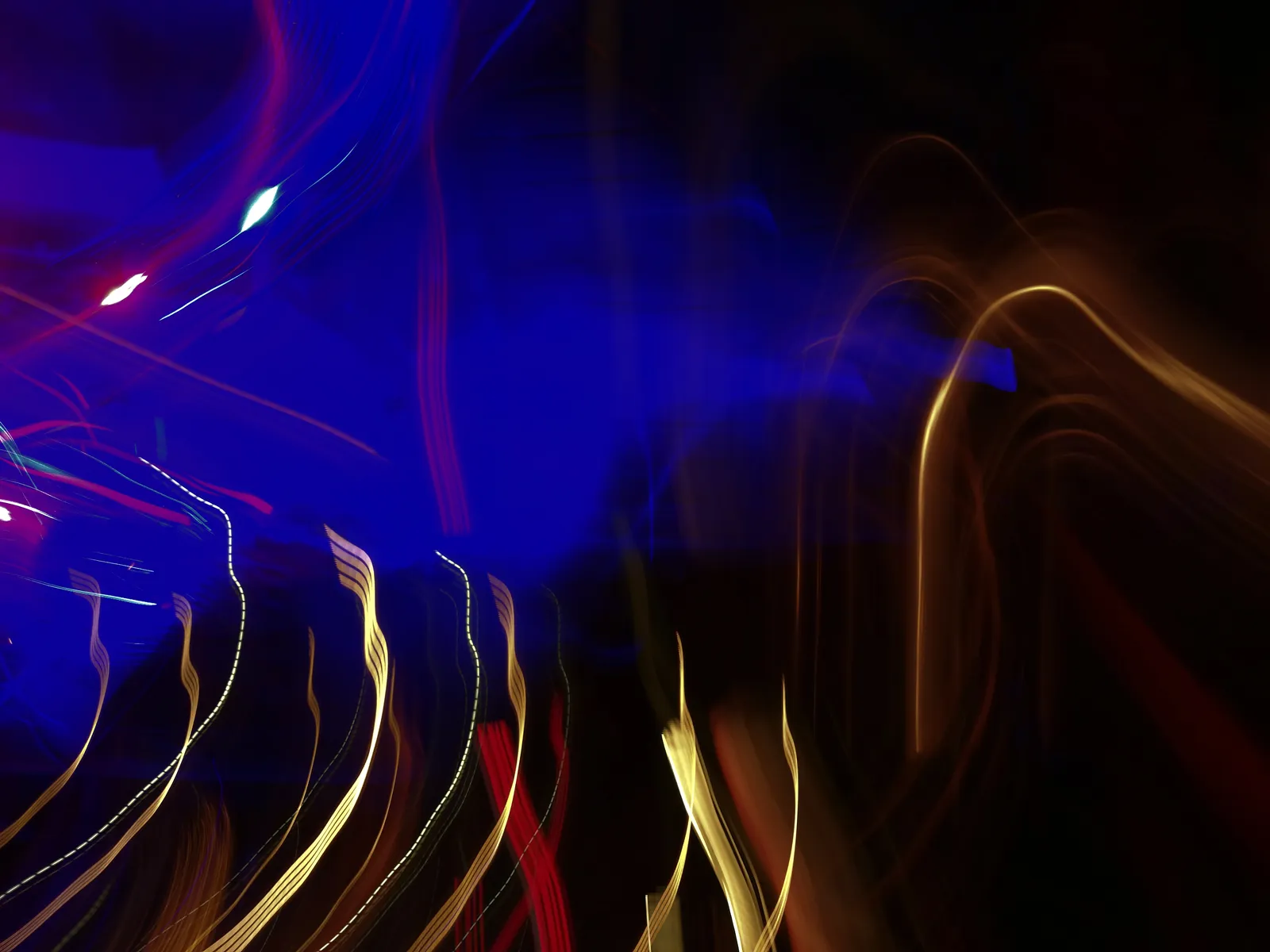 Cobalto y oro: fotografía abstracta de luz en movimiento en tonos azul y violeta sobre fondo oscuro, serie Luz en movimiento, por Robert Díaz