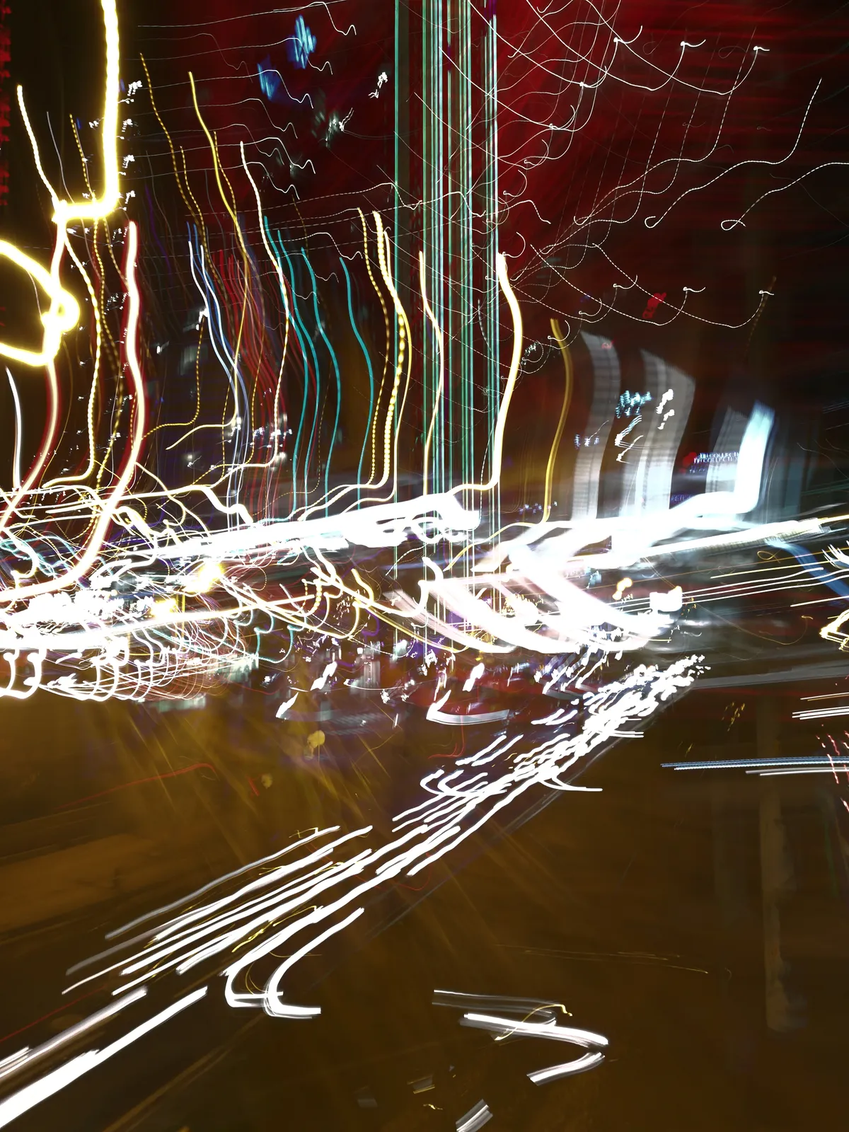 Estela blanca: fotografía abstracta de luz en movimiento en tonos naranja y rojo sobre fondo oscuro, serie Luz en movimiento, por Robert Díaz