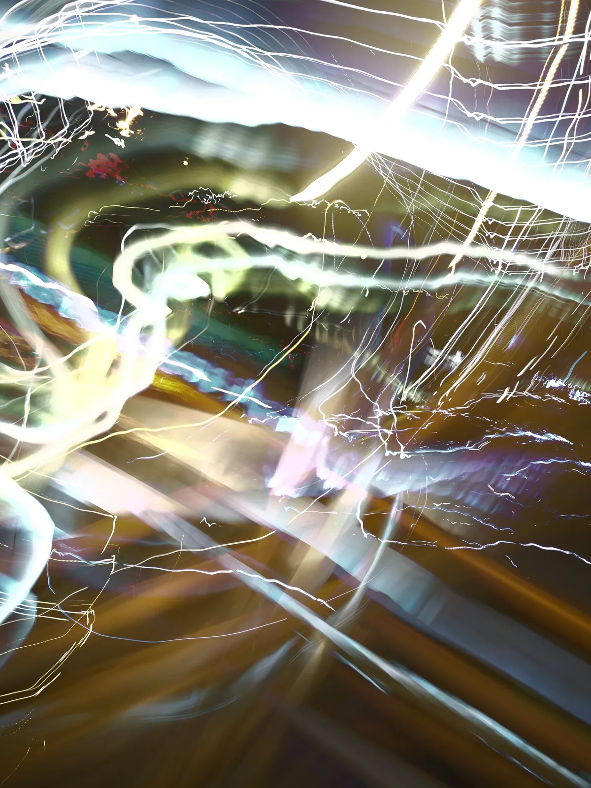 Fuga blanca: fotografía abstracta de luz en movimiento en tonos naranja y amarillo sobre fondo oscuro, serie Luz en movimiento, por Robert Díaz