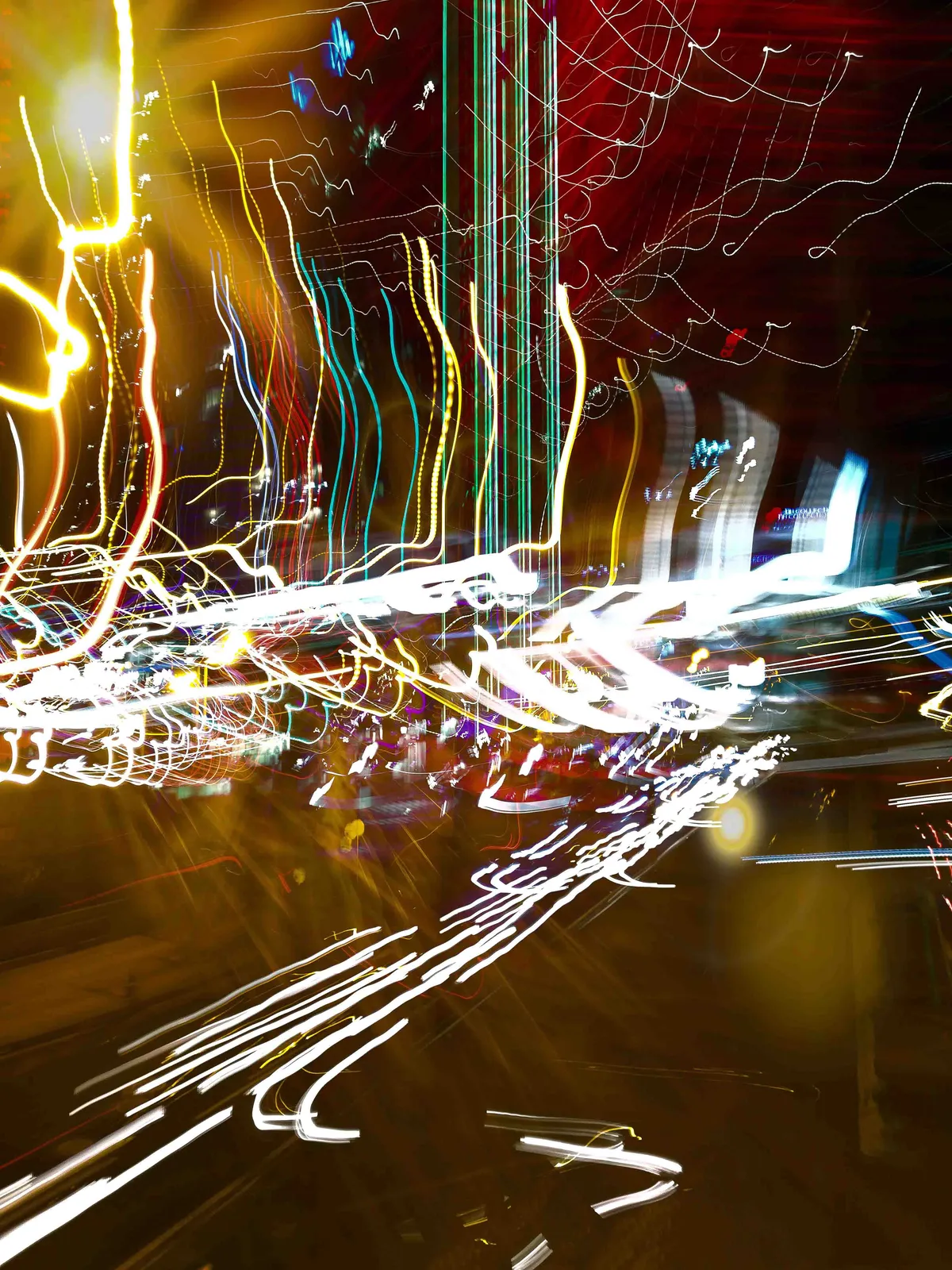 Oro líquido: fotografía abstracta de luz en movimiento en tonos naranja y amarillo sobre fondo oscuro, serie Luz en movimiento, por Robert Díaz