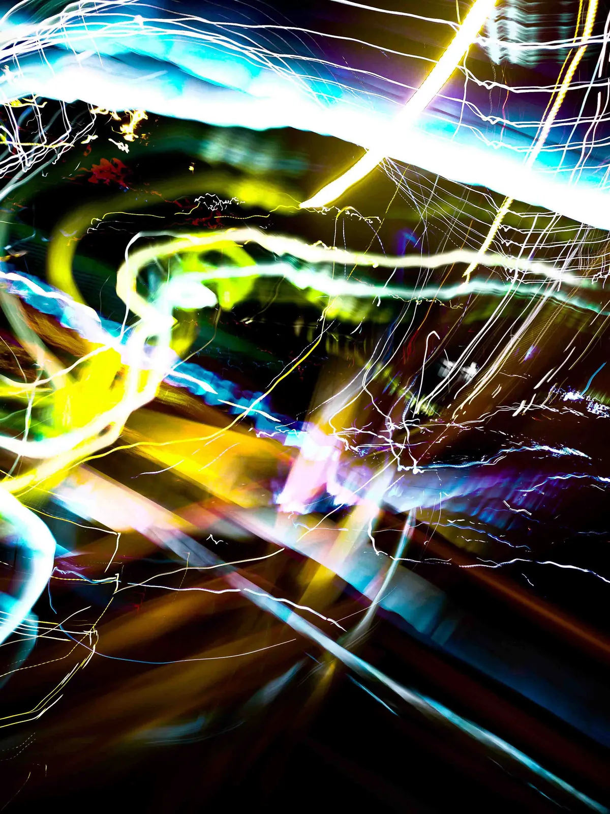 Relámpago: fotografía abstracta de luz en movimiento en tonos amarillo y naranja sobre fondo oscuro, serie Luz en movimiento, por Robert Díaz