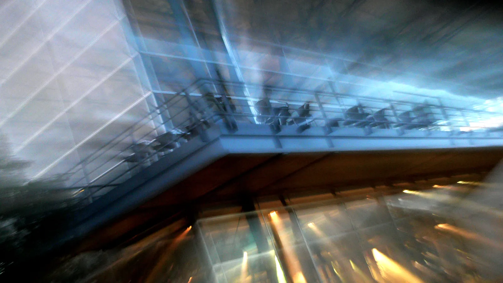 Vértigo de cristal: fotografía abstracta de luz en movimiento en tonos azul y naranja sobre fondo oscuro, serie Luz en movimiento, por Robert Díaz