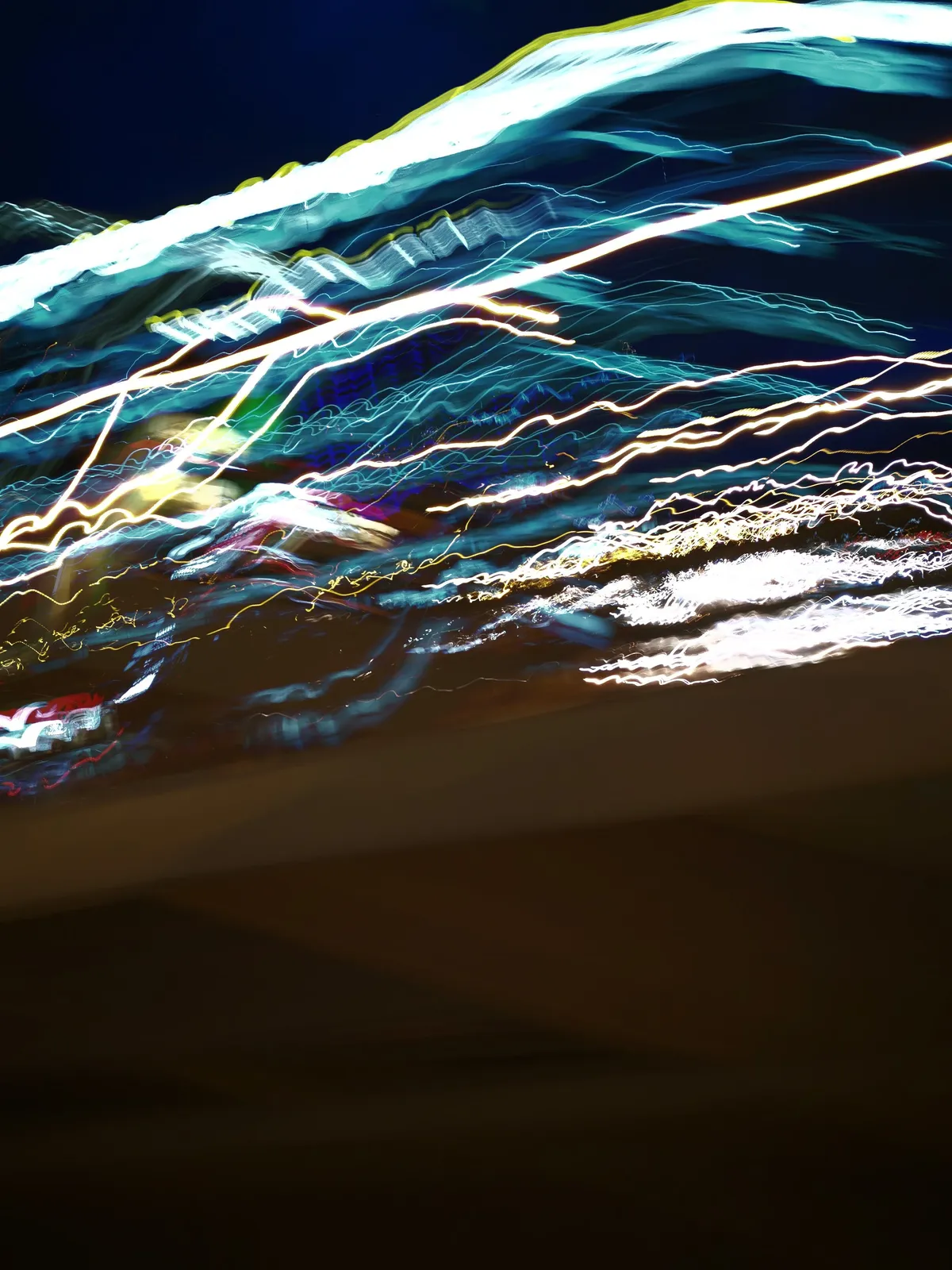 Viento azul: fotografía abstracta de luz en movimiento en tonos naranja y turquesa sobre fondo oscuro, serie Luz en movimiento, por Robert Díaz