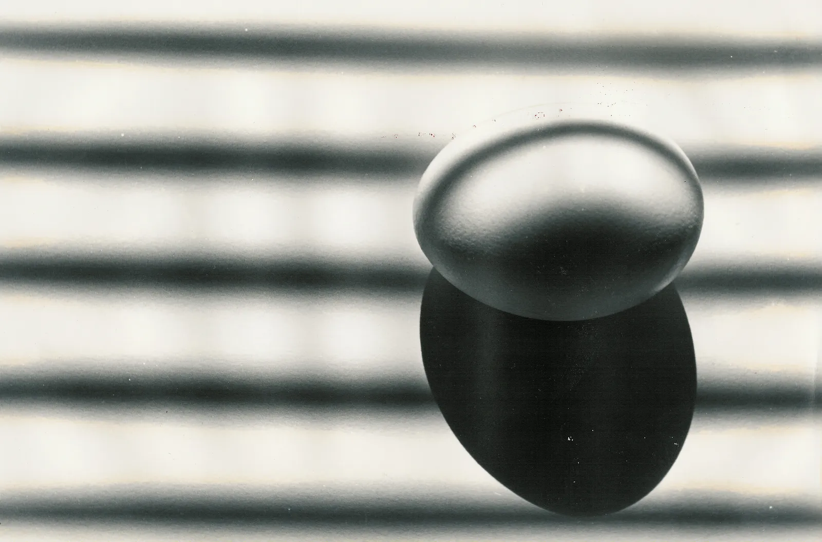 Huevo y sombras: fotografía artística de objeto cotidiano, serie Objetos, por Robert Díaz