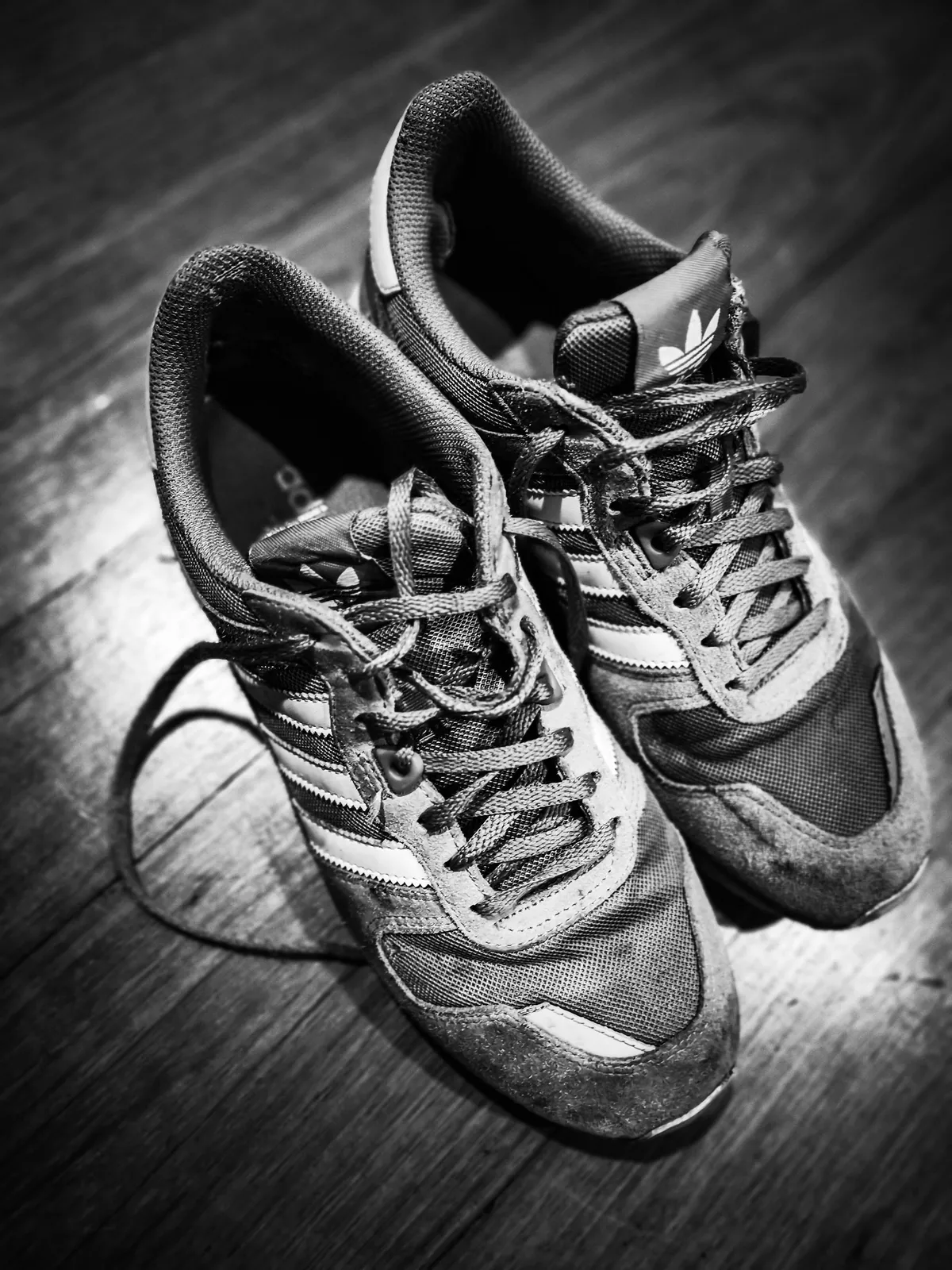 Zapatillas en blanco y negro: fotografía artística de objeto cotidiano, serie Objetos, por Robert Díaz