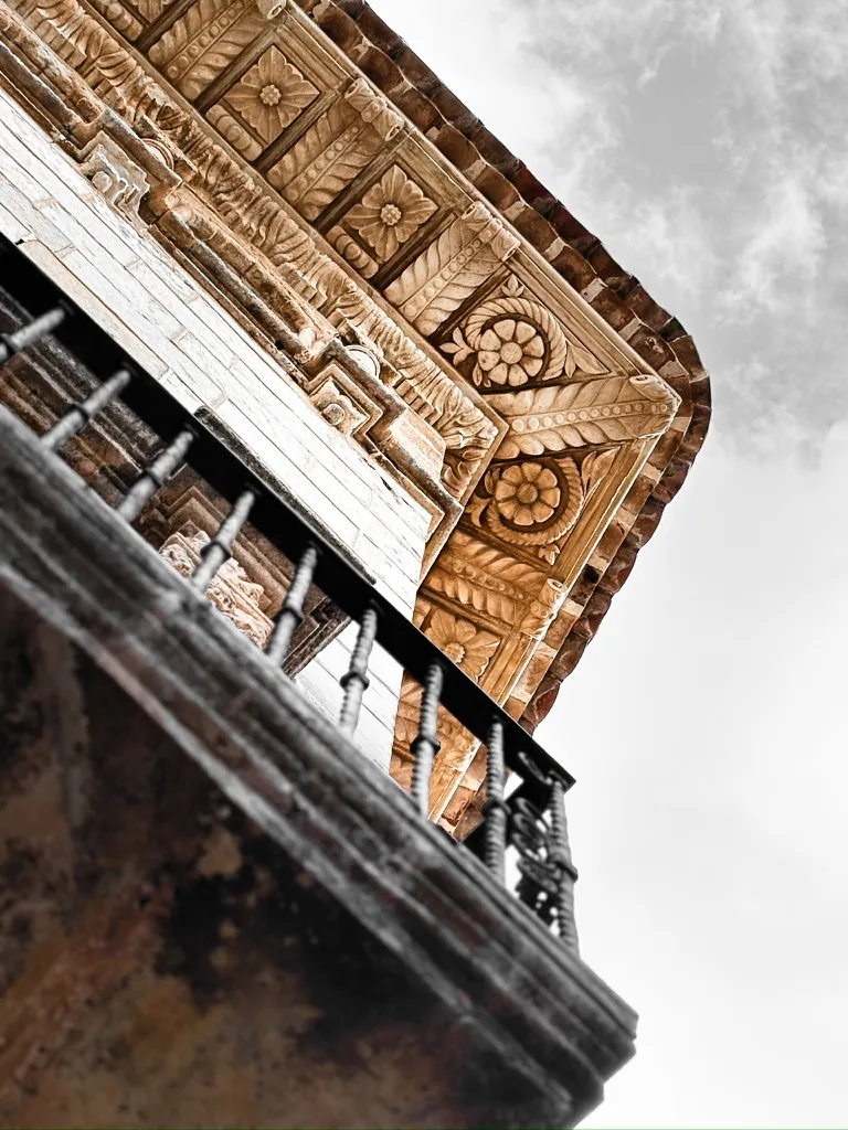 Balcón y cornisa: fotografía artística de balcón y cornisa de madera vistos en picado contra un cielo blanco, serie Puertas y muros, por Robert Díaz