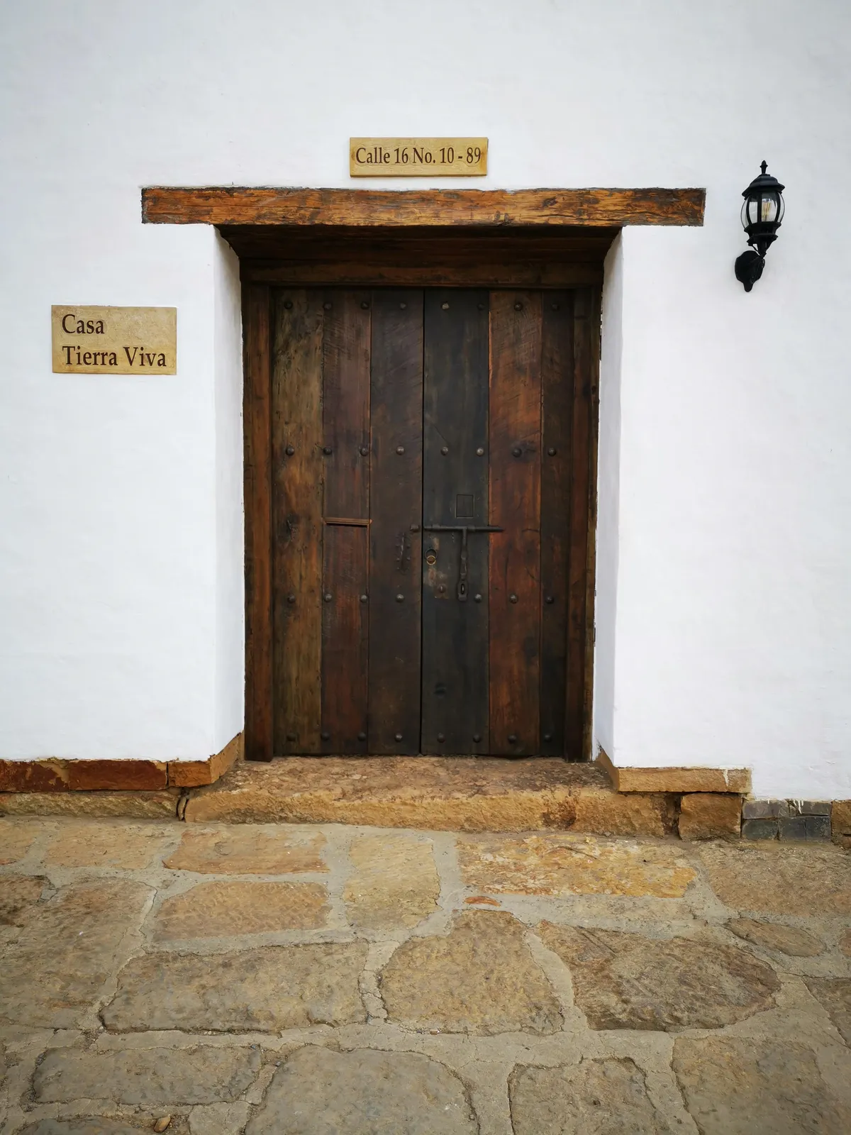 Puerta bajo el alero: fotografía artística de puerta o ventana antigua en muro de pueblo, serie Puertas y muros, por Robert Díaz