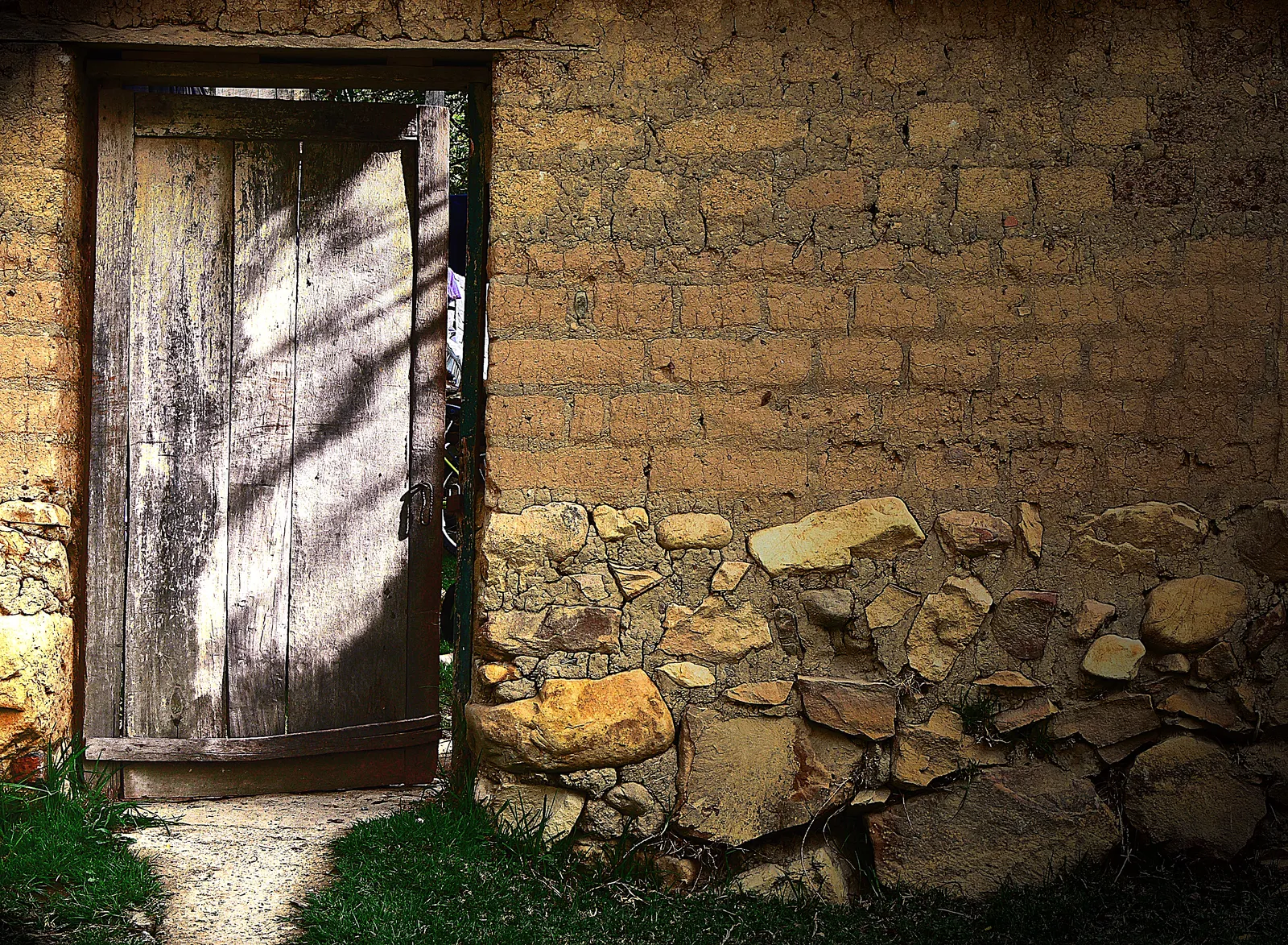 Puerta de madera y adobe: fotografía artística de puerta o ventana antigua en muro de pueblo, serie Puertas y muros, por Robert Díaz