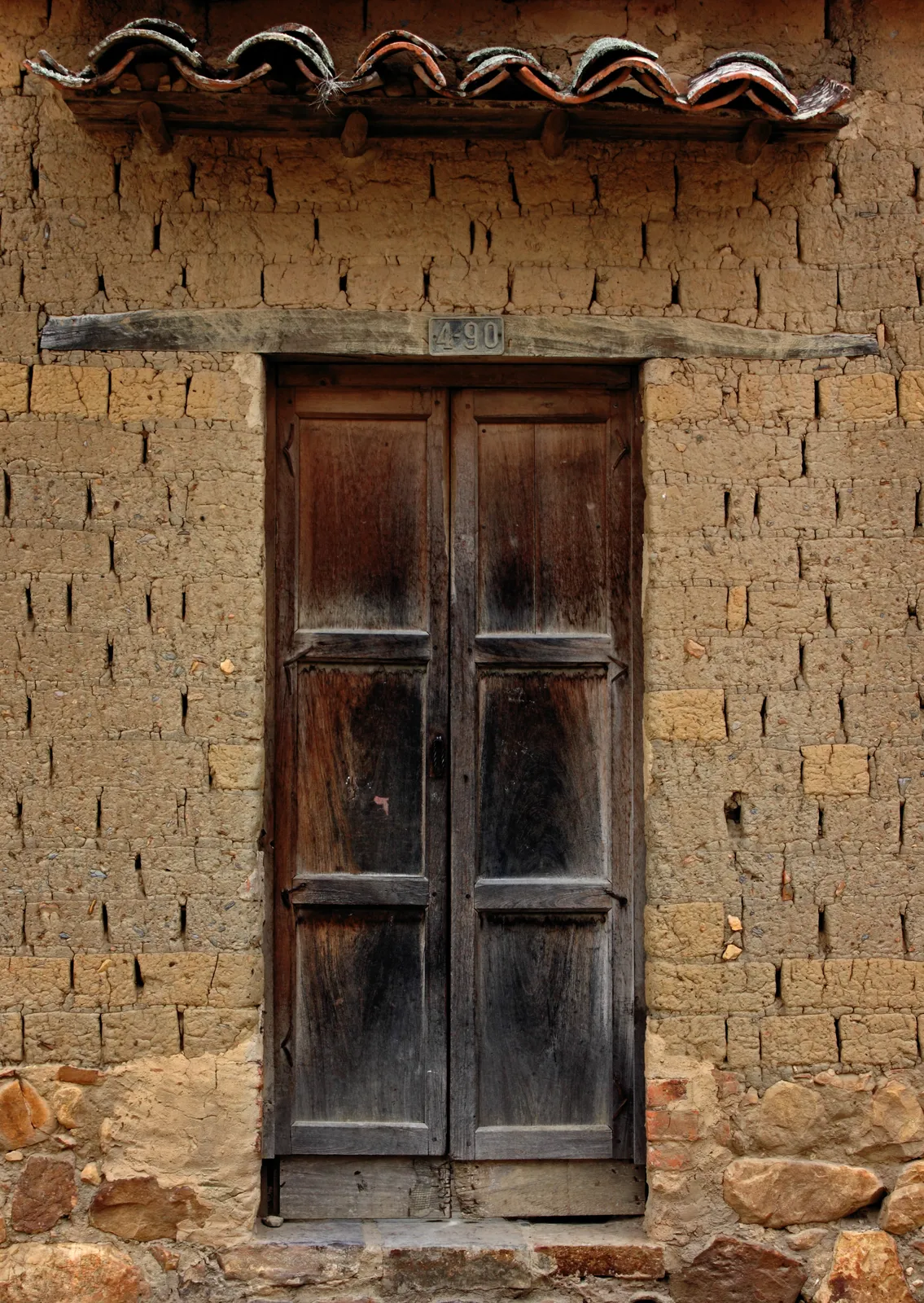 Puerta sobre muro de adobe: fotografía artística de puerta o ventana antigua en muro de pueblo, serie Puertas y muros, por Robert Díaz