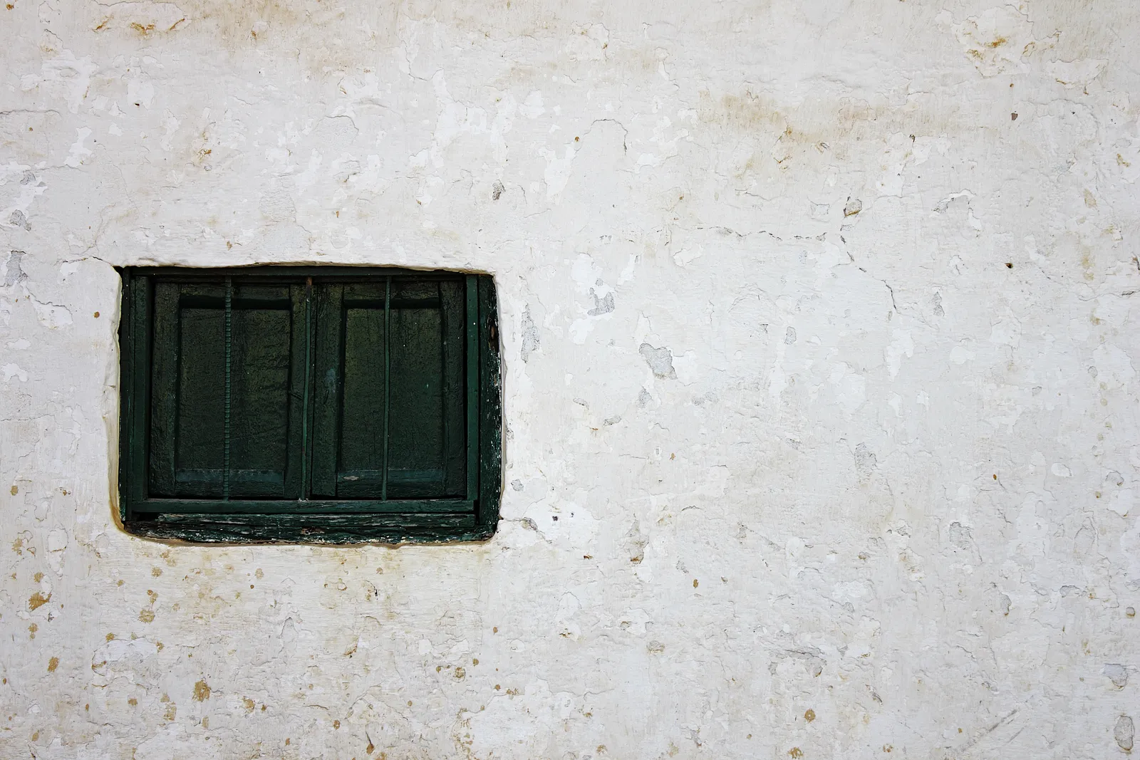 Ventana pequeña en muro encalado: fotografía artística de puerta o ventana antigua en muro de pueblo, serie Puertas y muros, por Robert Díaz